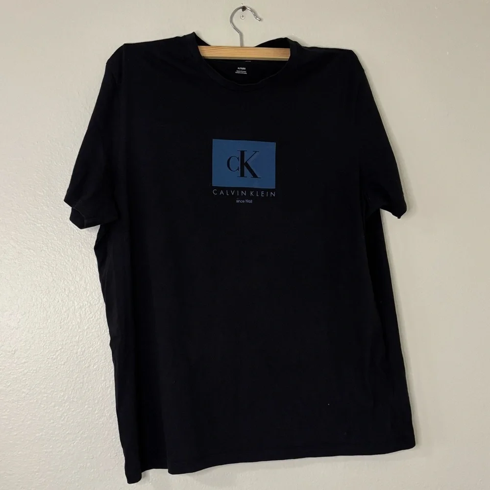 Calvin Klein Men Black Front Logo Graphic Short Sleeve T-shirt